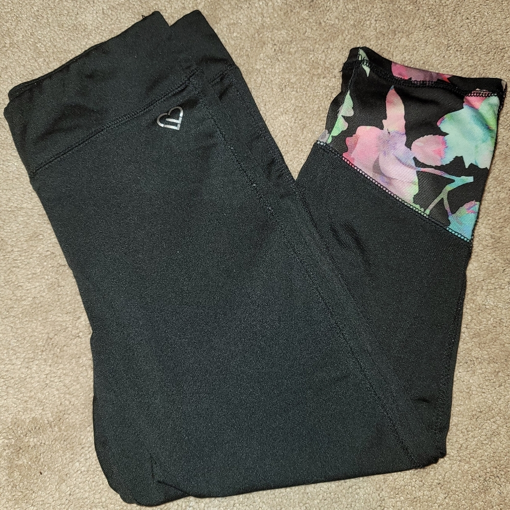 🔵 Donating 5/2, GUC Live Love Dream Capri Leggings